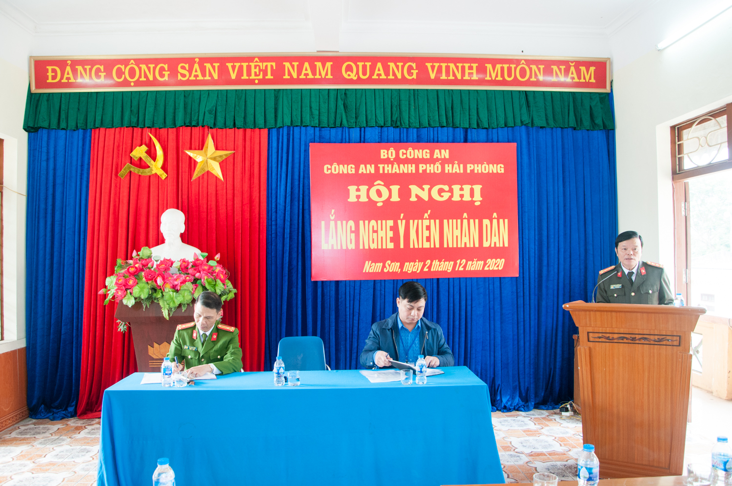 Đại tá Mai Xuân Thắng - Phó giám đốc CATP lắng nghe ý kiến nhân dân phường Nam Sơn (Kiến An)